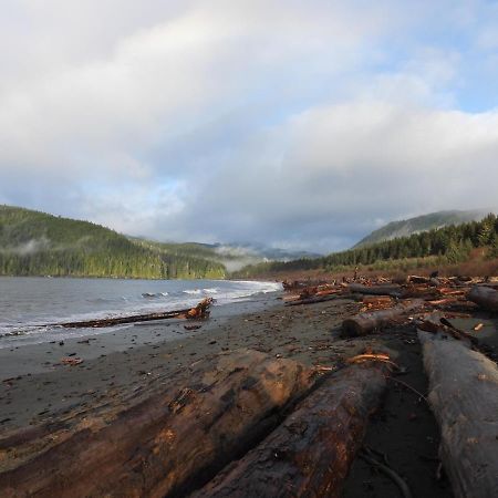 Remote Renfrew Riverside Retreat Hotel Port Renfrew Esterno foto