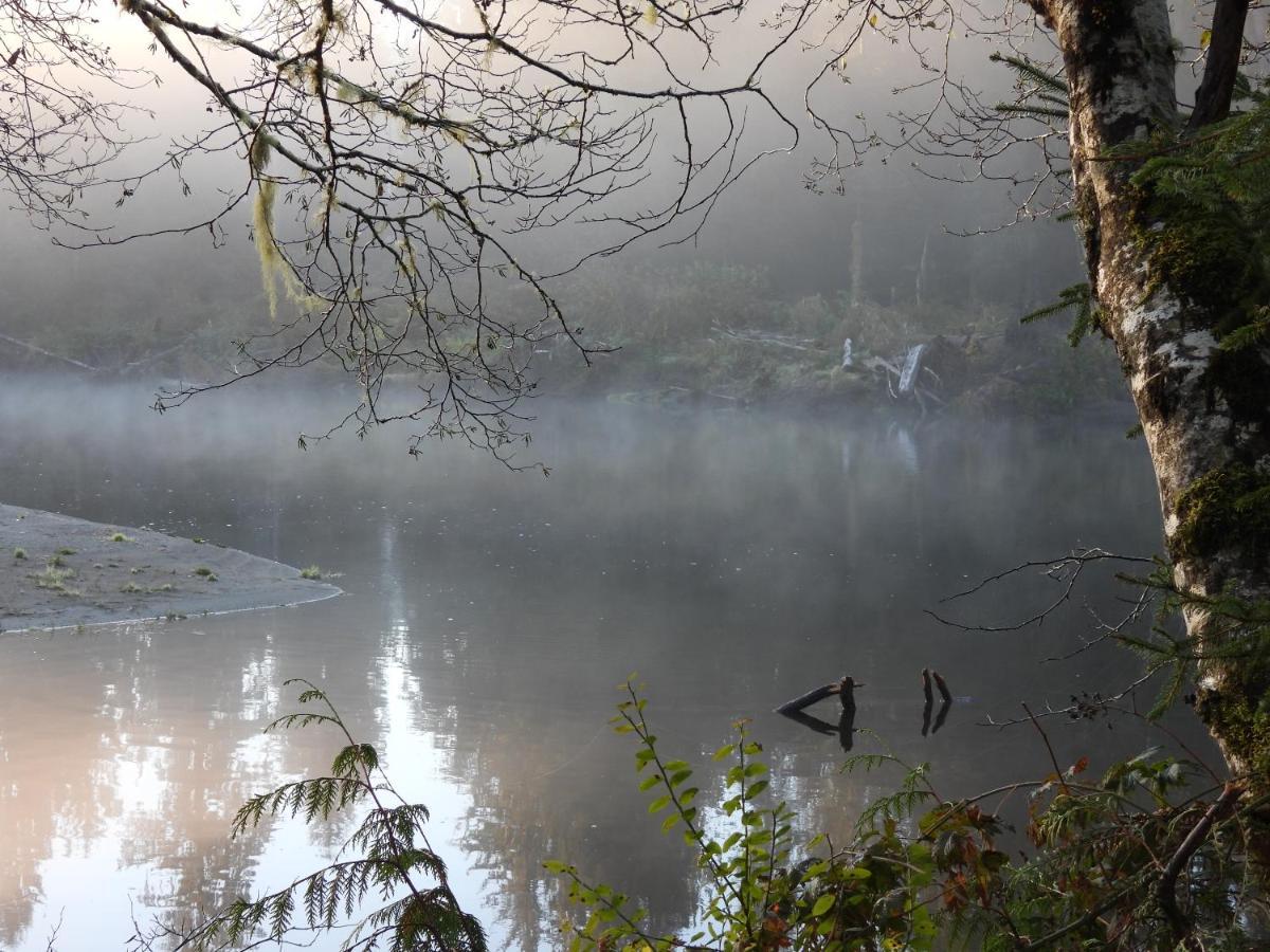 Remote Renfrew Riverside Retreat Hotel Port Renfrew Esterno foto