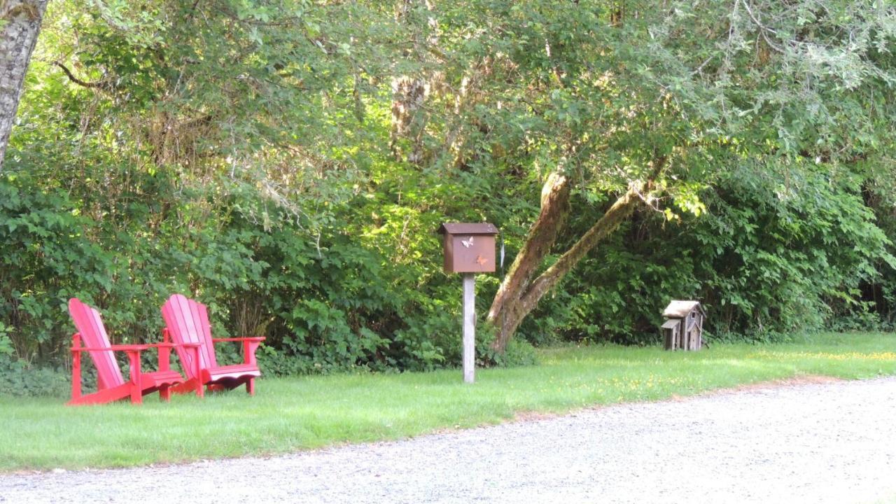 Remote Renfrew Riverside Retreat Hotel Port Renfrew Esterno foto